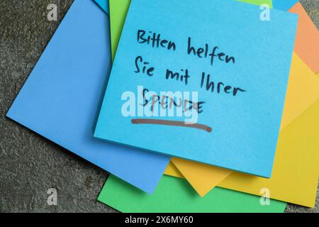 Konzept des Lernens von Sprache - Deutsch. Bitten Sie um Hilfe bei Ihrer Spende auf Haftnotizen. Deutsche Sprache Stockfoto