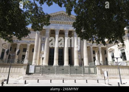 Nîmes, Frankreich.11. Juni 2022.das Palais de Justice ist ein neoklassizistisches Denkmal mit starker historischer Prägung in Nîmes, Frankreich Stockfoto