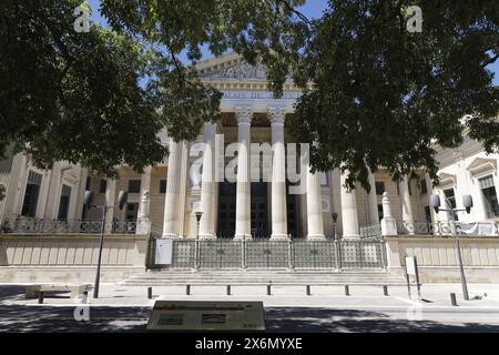 Nîmes, Frankreich.11. Juni 2022.das Palais de Justice ist ein neoklassizistisches Denkmal mit starker historischer Prägung in Nîmes, Frankreich Stockfoto