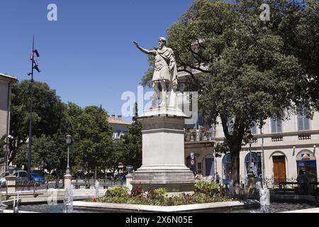 Nîmes, Frankreich. 11. Juni 2022. Die Statue des Antoninus und ihr Brunnen, sein Platz des Heiligen Antonin in Nîmes, Frankreich Stockfoto