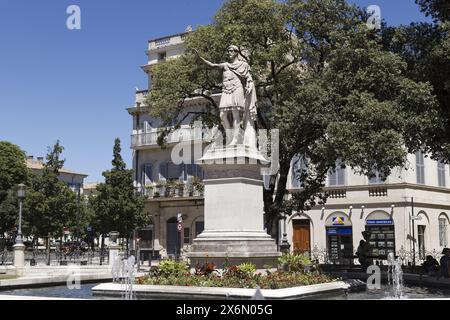 Nîmes, Frankreich. 11. Juni 2022. Die Statue des Antoninus und ihr Brunnen, sein Platz des Heiligen Antonin in Nîmes, Frankreich Stockfoto