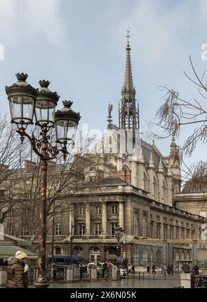 Frankreich, Paris - 03. Januar 2024 - der Haupteingang zum Palais du Justice und zur berühmten Sainte-Chapelle mit Straßenlaterne vor der Heiligen Kapelle ist Stockfoto