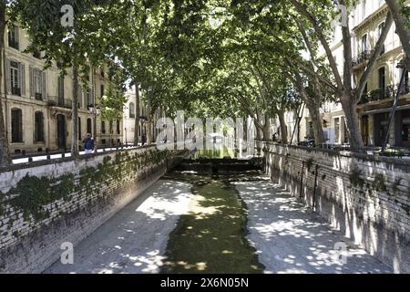 Nîmes, Frankreich. 11. Juni 2022. Der Kanal Quai de la Fontaine bringt Wasser aus dem Jardin de la Fontaine in Nîmes, Frankreich Stockfoto