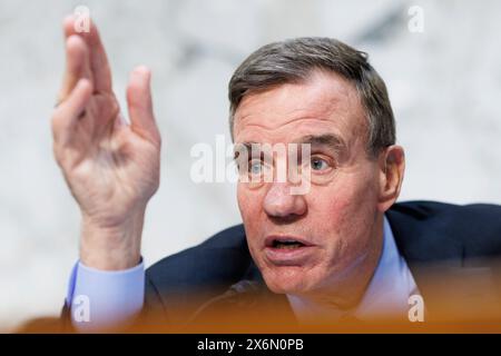 Der US-Senator Mark Warner (Demokrat von Virginia), Vorsitzender des Senate Select Committee on Intelligence, wird am Mittwoch, den 15. Mai 2024, in Washington DC während einer Ausschussanhörung über die Sicherung der US-Wahlen gesehen. Quelle: Aaron Schwartz/CNP Stockfoto