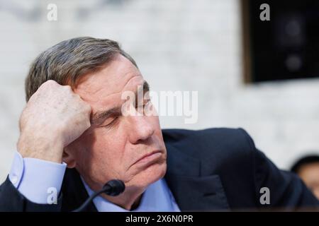 Der US-Senator Mark Warner (Demokrat von Virginia), Vorsitzender des Senate Select Committee on Intelligence, wird am Mittwoch, den 15. Mai 2024, in Washington DC während einer Ausschussanhörung über die Sicherung der US-Wahlen gesehen. Quelle: Aaron Schwartz/CNP Stockfoto