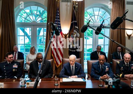 Washington, Vereinigte Staaten. Mai 2024. US-Präsident Joe Biden trifft sich am Mittwoch, den 15. Mai 2024, im Kabinettsaal des Weißen Hauses in Washington, DC, mit den Joint Chiefs of Staff und Combatant Commanders. Kredit: Bonnie Cash/Pool über CNP/dpa/Alamy Live News Stockfoto