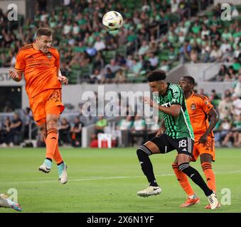 Austin, Texas, USA. Mai 2024. Der Houston Dynamo-Verteidiger Erik Sviatchenko (28) führt den Ball in Richtung Netz, während eines Major League Soccer Matches am 15. Mai 2024 in Austin FC. (Kreditbild: © Scott Coleman/ZUMA Press Wire) NUR REDAKTIONELLE VERWENDUNG! Nicht für kommerzielle ZWECKE! Stockfoto