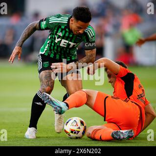 Austin, Texas, USA. Mai 2024. Austin FC Mittelfeldspieler SebastiÃ¡n Driussi (10) spielt gegen den Houston Dynamo-Verteidiger Erik Sviatchenko (28) während eines Major League Soccer Matches am 15. Mai 2024 in Austin. (Kreditbild: © Scott Coleman/ZUMA Press Wire) NUR REDAKTIONELLE VERWENDUNG! Nicht für kommerzielle ZWECKE! Stockfoto