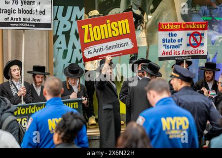 New York, Usa. Mai 2024. Ein pro-palästinensischer Gegenprotestierender hält ein Schild während der pro-israelischen Kundgebung der Zionistischen Organisation Amerikas am Times Square. Die Gruppe forderte die Fortsetzung der Angriffe in Gaza und einen Bodenangriff in Rahfa, wo 1,3 Millionen Menschen, die vor Kämpfen in anderen Teilen des Gazastreifens geflohen sind, mit unseren grundlegenden menschlichen Bedürfnissen an der ägyptischen Grenze gefangen sind. (Foto: Michael Nigro/Pacific Press) Credit: Pacific Press Media Production Corp./Alamy Live News Stockfoto