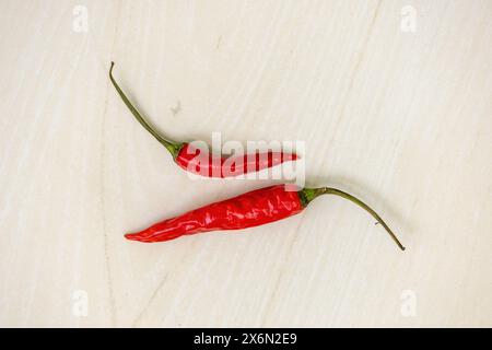 Frische rote heiße Chilischoten oder reife Chilis auf hölzernem Hintergrund. Stockfoto