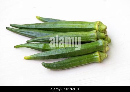 Frisches grünes Okra isoliert auf weißem Hintergrund. Gesundes Gemüse. Stockfoto