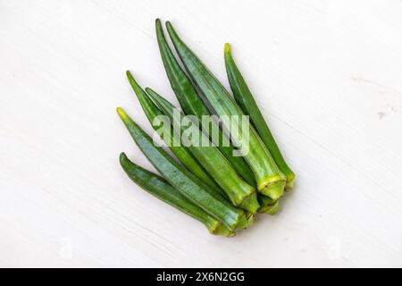 Frisches grünes Gemüseokra oder Frauenfinger isoliert auf weißem Hintergrund. Gesundes Gemüse zum Kochen. Stockfoto