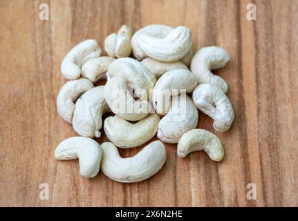 Köstliche Cashewnüsse auf hölzernem Hintergrund. Cashews sind ein gesundes Lebensmittel reich an Protein, gesunden Fetten, Ballaststoffen und Antioxidantien. Stockfoto