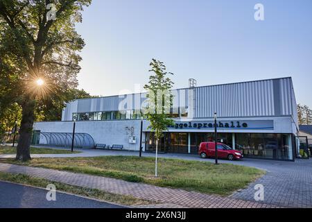 16. Mai 2024, Brandenburg, Grünheide: Frühmorgendlicher Blick auf die Müggelspreehalle im Landkreis Hangelsberg. Heute Nachmittag wird der gemeinderat Grünheide über Expansionspläne des US-Elektroautos-Herstellers Tesla diskutieren. Foto: Jörg Carstensen/dpa Stockfoto