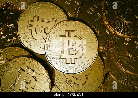 bitcoin, ein Haufen goldener Bitcoins mit Fokus auf einem einzigen Bitcoin – 3D-Illustration Stockfoto