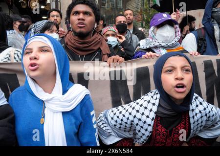 Pro-palästinensische Demonstranten singen Slogans in der Nachbarschaft von Astoria. Pro-palästinensische Demonstranten versammelten sich im New Yorker Stadtteil Queens und verurteilten die Militäroperationen der israelischen Streitkräfte in Gaza. Der marsch fand am Nakba-Tag statt. Der Nakba-Tag ist der Tag im Jahr 1948, an dem israelische Truppen Palästinenser aus Ländern vertrieben haben, die Teil des Staates Israel wurden. Während des andauernden Israel-Hamas-Krieges drangen IDF-Truppen tiefer in den östlichen Teil der Stadt Rafah, wo mehr als eine Million Flüchtlinge Zuflucht suchten. UNRWA, Hilfswerk der Vereinten Nationen für Palest Stockfoto