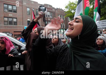 Pro-palästinensische Demonstranten singen Slogans in der Nachbarschaft von Astoria. Pro-palästinensische Demonstranten versammelten sich im New Yorker Stadtteil Queens und verurteilten die Militäroperationen der israelischen Streitkräfte in Gaza. Der marsch fand am Nakba-Tag statt. Der Nakba-Tag ist der Tag im Jahr 1948, an dem israelische Truppen Palästinenser aus Ländern vertrieben haben, die Teil des Staates Israel wurden. Während des andauernden Israel-Hamas-Krieges drangen IDF-Truppen tiefer in den östlichen Teil der Stadt Rafah, wo mehr als eine Million Flüchtlinge Zuflucht suchten. UNRWA, Hilfswerk der Vereinten Nationen für Palest Stockfoto