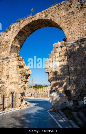 Ruinen von Agora, antike Stadt in Side am sonnigen Sommertag, Türkei Stockfoto