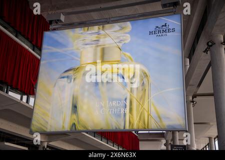 Bordeaux , Frankreich - 05 15 2024 : Hermes un jardin eine cythere pariser Modemarke und Parfüm mit Logo Stockfoto