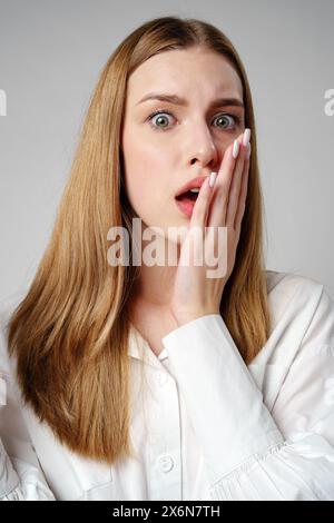 Junge Frau in Schock oder Überraschung Stockfoto
