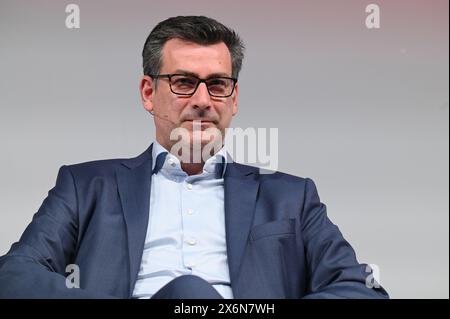 Köln, Deutschland. Mai 2024. Manager Andreas Pfisterer, CEO, Deutsche Glasfaser spricht auf der Anagacom, Europas führender Kongressmesse für Breitband, Fernsehen und Online. Quelle: Horst Galuschka/dpa/Alamy Live News Stockfoto