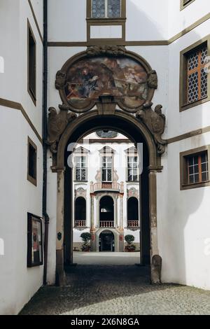 Füssen, Deutschland - 14. August 2023: Das Museum des Kulturerbes Füssen im ehemaligen Benediktinerkloster St. Mang in der Altstadt von Füssen. Stockfoto