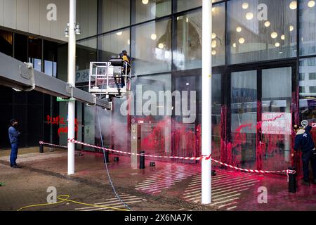 AMSTERDAM - der Eingang zur Universität Amsterdam (UVA) auf dem Campus Roeterseiland wurde mit roter Farbe beschichtet. Die Universitätsstandorte haben heute nach zweitägiger Schließung ihre Türen wieder geöffnet. ANP RAMON VAN FLYMEN niederlande aus - belgien aus Stockfoto