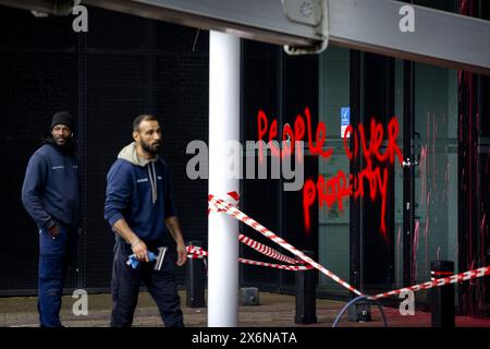 AMSTERDAM - der Eingang zur Universität Amsterdam (UVA) auf dem Campus Roeterseiland wurde mit roter Farbe beschichtet. Die Universitätsstandorte haben heute nach zweitägiger Schließung ihre Türen wieder geöffnet. ANP RAMON VAN FLYMEN niederlande aus - belgien aus Stockfoto