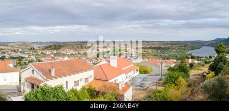 Panoramablick auf das Dorf Vila Velha de Rodao und den Fluss Tejo. Aletejo Región, Portugal Stockfoto