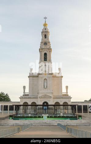 Fassade des Heiligtums von Fatima, Portugal. Marienheiligtümer und Wallfahrtsort in der Welt für Katholiken Stockfoto