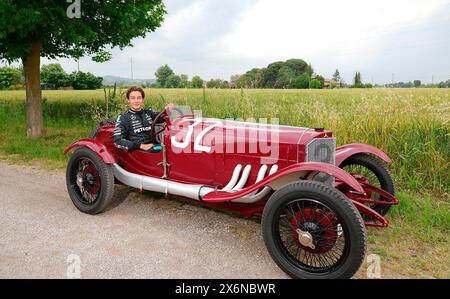 15. Mai 2024, Autodromo Enzo e Dino Ferrari, Imola, Formel 1 Grand Prix Emilia Romagna 2024, im Bild anlässlich des hundertjährigen Jubiläums des Mercedes-Sieges bei der Targa Florio 1924 fährt George Russell (GBR), Mercedes-AMG Petronas Formel-1-Team, eines der ursprünglich teilnehmenden Fahrzeuge. Stockfoto