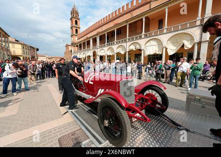 15. Mai 2024, Autodromo Enzo e Dino Ferrari, Imola, Formel 1 Grand Prix Emilia Romagna 2024, im Bild anlässlich des hundertjährigen Jubiläums des Mercedes-Sieges bei der Targa Florio 1924 fährt George Russell (GBR), Mercedes-AMG Petronas Formel-1-Team, eines der ursprünglich teilnehmenden Fahrzeuge. Stockfoto