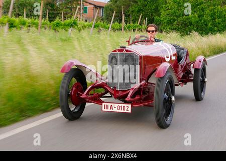 15. Mai 2024, Autodromo Enzo e Dino Ferrari, Imola, Formel 1 Grand Prix Emilia Romagna 2024, im Bild anlässlich des hundertjährigen Jubiläums des Mercedes-Sieges bei der Targa Florio 1924 fährt George Russell (GBR), Mercedes-AMG Petronas Formel-1-Team, eines der ursprünglich teilnehmenden Fahrzeuge. Stockfoto