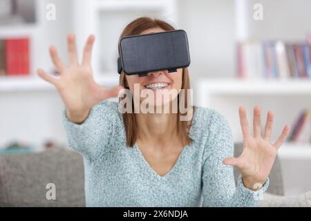 Die junge Frau benutzt eine Virtual-Reality-Brille Stockfoto