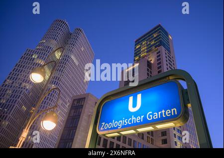 Berlin, Deutschland - 14. Mai. 2024: U-Bahn-Schild der Station Zoologischer Garten, im Hintergrund das Walldorf Astoria Hotel Stockfoto