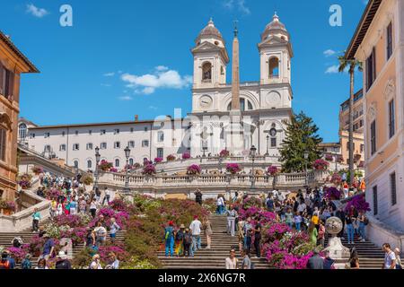 Сrowd der Touristen auf der Spanischen Treppe am Fuße der Trinita dei Monti Kirche in Rom. Italien Stockfoto