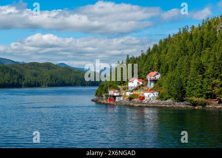 Boat Bluff Lighthouse im Sommer entlang Inside Passage Cruise, British Columbia, Kanada. Stockfoto