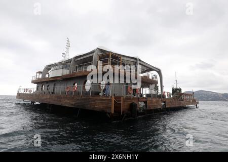 © PHOTOPQR/NICE MATIN/Jean Francois Ottonello ; Mandelieu-la-Napoule ; 16/05/2024 ; Visite de Canua, île Nomade flottante, veille de Son Inauguration, ici au mouillage dans la baie de Mandelieu Mandelieu la Napoule, nahe Cannes, Frankreich, 16. Mai 2024 Ein Tag vor ihrer Eröffnung, Besuch der Insel Canua. Canua Island. Künstliche Insel, schwimmend dieses schwimmende Paradies hat einen Namen: Canua Island. Es wird ein Strandclub sein, der tagsüber den Chic des Club 55 und abends die Atmosphäre des Hotels Costes verspricht, mit einem Restaurant, einer 360°-Lounge-Bar auf dem Dach, zwei Schwimmbädern Stockfoto