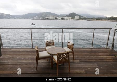 © PHOTOPQR/NICE MATIN/Jean Francois Ottonello ; Mandelieu-la-Napoule ; 16/05/2024 ; Visite de Canua, île Nomade flottante, veille de Son Inauguration, ici au mouillage dans la baie de Mandelieu Mandelieu la Napoule, nahe Cannes, Frankreich, 16. Mai 2024 Ein Tag vor ihrer Eröffnung, Besuch der Insel Canua. Canua Island. Künstliche Insel, schwimmend dieses schwimmende Paradies hat einen Namen: Canua Island. Es wird ein Strandclub sein, der tagsüber den Chic des Club 55 und abends die Atmosphäre des Hotels Costes verspricht, mit einem Restaurant, einer 360°-Lounge-Bar auf dem Dach, zwei Schwimmbädern Stockfoto