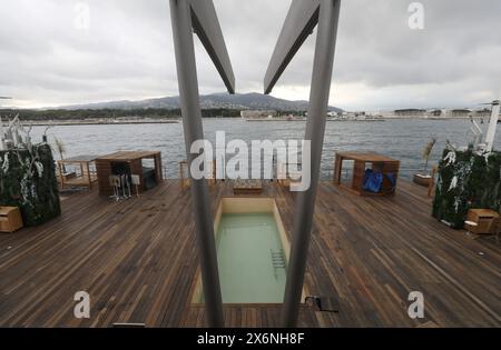 © PHOTOPQR/NICE MATIN/Jean Francois Ottonello ; Mandelieu-la-Napoule ; 16/05/2024 ; Visite de Canua, île Nomade flottante, veille de Son Inauguration, ici au mouillage dans la baie de Mandelieu Mandelieu la Napoule, nahe Cannes, Frankreich, 16. Mai 2024 Ein Tag vor ihrer Eröffnung, Besuch der Insel Canua. Canua Island. Künstliche Insel, schwimmend dieses schwimmende Paradies hat einen Namen: Canua Island. Es wird ein Strandclub sein, der tagsüber den Chic des Club 55 und abends die Atmosphäre des Hotels Costes verspricht, mit einem Restaurant, einer 360°-Lounge-Bar auf dem Dach, zwei Schwimmbädern Stockfoto