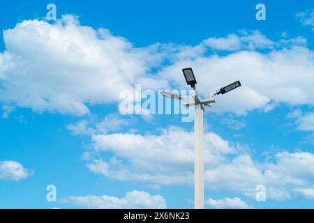 LED Straßenlaterne Pfosten Ambient Pol mit hellblauem Himmel Wolke Tageslicht Hintergrund. Stockfoto