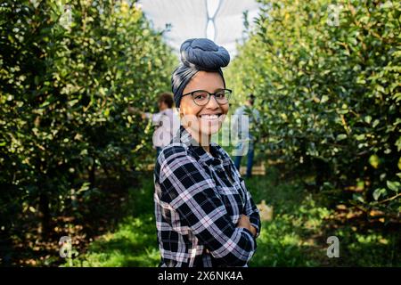 Porträt einer jungen afroamerikanischen Farmerin im Obstgarten. Stockfoto