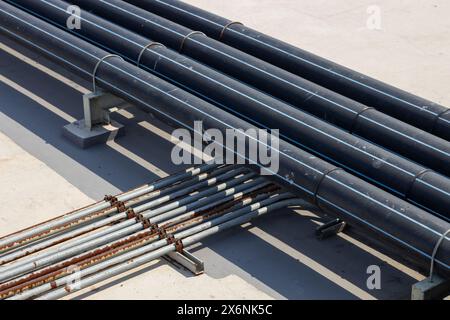 Wasserleitung, pvc, schwarzer Gummi, Wasserversorgungsleitung, Außengebäude Stockfoto