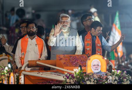 Mumbai, Indien. Mai 2024. MUMBAI, INDIEN - 15. MAI: Premierminister Narendra Modi mit Maharashtra-Chef Eknath Shinde und stellvertretender Ministerpräsident Devendra Fadnavis während einer Roadshow in Ghatkopar am 15. Mai 2024 in Mumbai, Indien. (Foto: Satish Bate/Hindustan Times/SIPA USA) Credit: SIPA USA/Alamy Live News Stockfoto