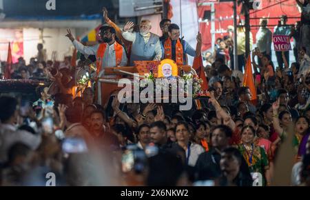 Mumbai, Indien. Mai 2024. MUMBAI, INDIEN - 15. MAI: Premierminister Narendra Modi mit Maharashtra-Chef Eknath Shinde und stellvertretender Ministerpräsident Devendra Fadnavis während einer Roadshow in Ghatkopar am 15. Mai 2024 in Mumbai, Indien. (Foto: Satish Bate/Hindustan Times/SIPA USA) Credit: SIPA USA/Alamy Live News Stockfoto