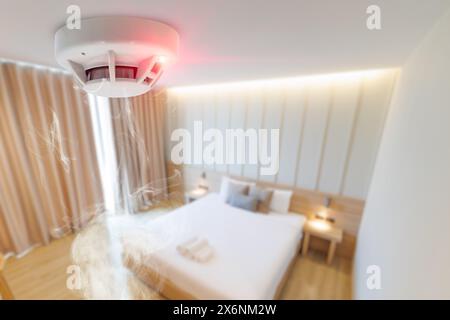 An der Decke installierter Rauchmelder im Bad des Hotels. Brandschutzvorrichtung für zu Hause Stockfoto