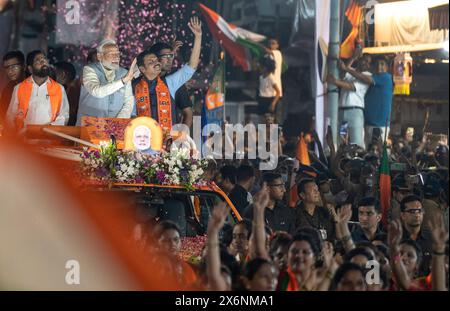 Mumbai, Indien. Mai 2024. MUMBAI, INDIEN - 15. MAI: Premierminister Narendra Modi mit Maharashtra-Chef Eknath Shinde und stellvertretender Ministerpräsident Devendra Fadnavis während einer Roadshow in Ghatkopar am 15. Mai 2024 in Mumbai, Indien. (Foto: Satish Bate/Hindustan Times/SIPA USA) Credit: SIPA USA/Alamy Live News Stockfoto