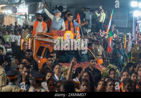 Mumbai, Indien. Mai 2024. MUMBAI, INDIEN - 15. MAI: Premierminister Narendra Modi mit Maharashtra-Chef Eknath Shinde und stellvertretender Ministerpräsident Devendra Fadnavis während einer Roadshow in Ghatkopar am 15. Mai 2024 in Mumbai, Indien. (Foto: Satish Bate/Hindustan Times/SIPA USA) Credit: SIPA USA/Alamy Live News Stockfoto