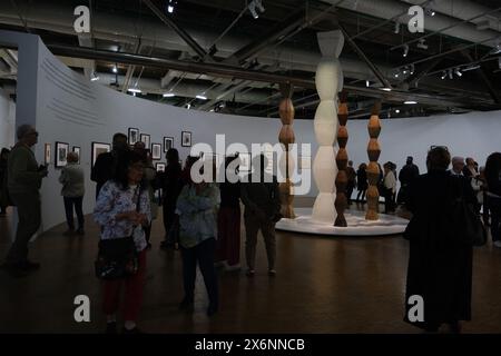 Ausstellung in Hommage an den Vater der modernen Skulptur, Constantin Brancusi (geboren 1876 in Rumänien, lebt von 1904 bis 1957 in Paris), vereint diese große Ausstellung rund vierhundert Werke - mehr als 120 Skulpturen - sowie Fotografien, Zeichnungen, Filme und Archive. Eines der wichtigsten Elemente der Ausstellung ist die Nachbildung von Brancusis Atelier, das vom 27. März bis 1. Juli 2024 im Centre Pompidou in Paris, Frankreich, am 15. Mai 2024 als Wohn- und Arbeitsraum diente. Foto: Marie Hubert Psaila/ABACAPRESS. KOM Stockfoto