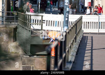 Drehbrücke Seebad Warnemünde ein Bauarbeiter bei Arbeiten an der geöffneten Drehbrücke in Warnemünde. An der denkmalgeschützten Brücke im Ostseebad werden derzeit Reparaturarbeiten durchgeführt. Für die Drehung der Brücke muss das Bauwerk dann für den Fußgängerverkehr zeitweise voll gesperrt werden. Bahnhofsbrücke Warnemünde die Bahnhofsbrücke im Ostseebad Warnemünde verbindet über den Alten Strom hinweg den Warnemünder Bahnhof auf der Mittelmole und den westlichen gelegenen Ortskern. Rostock Warnemünde *** Schaukelbrücke Warnemünde Badeort Ein Bauarbeiter arbeitet an der offenen Schaukel br Stockfoto